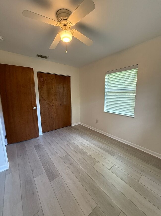 Building Photo - Completely Renovated!