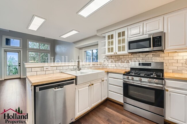 Building Photo - Spacious Home with High Ceilings and Modern Comforts!