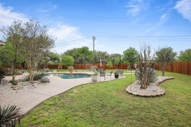 Building Photo - Custom Built Home with POOL