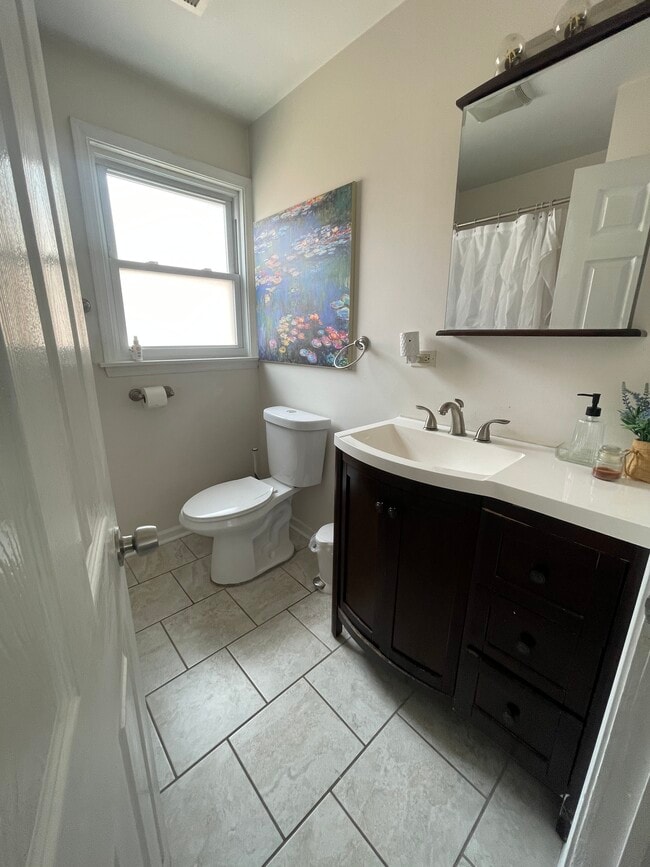 Building Photo - 1828 N Bissell St