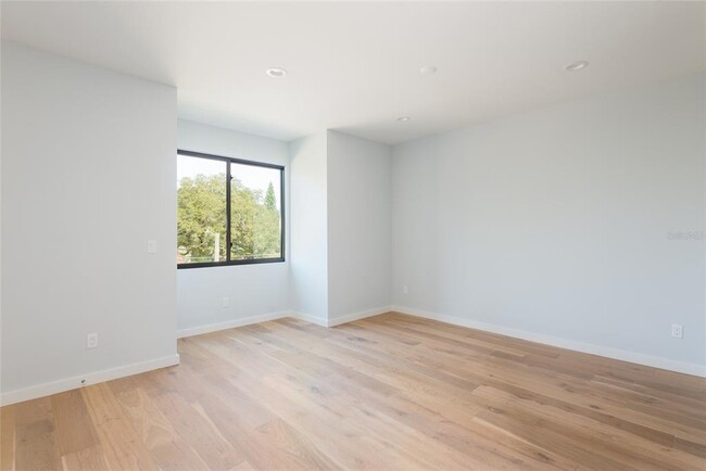 Building Photo - 530 W Plaza Pl