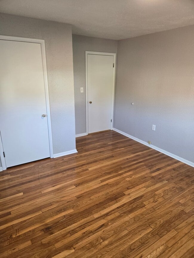 Building Photo - House with Master Suite