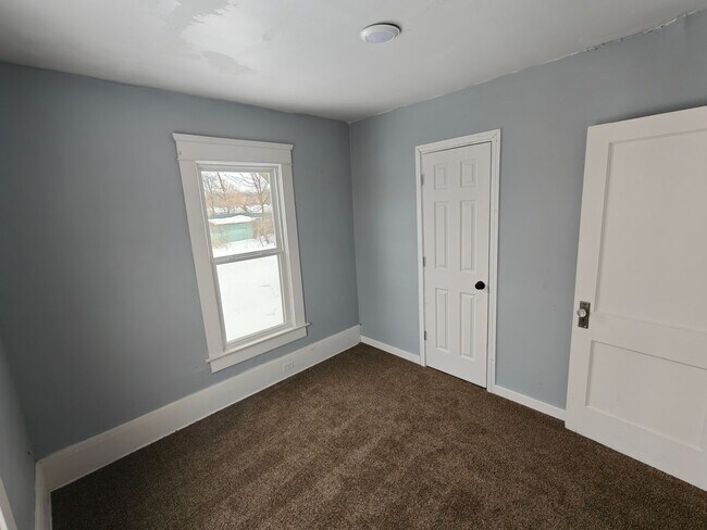 Building Photo - Newly Rehabbed 6-Bedroom, 3-Story Home with Off-Street Parking