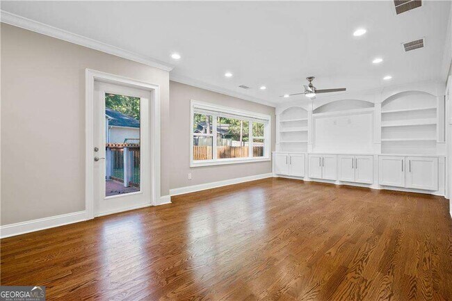 Building Photo - 1841 Gainsborough Dr