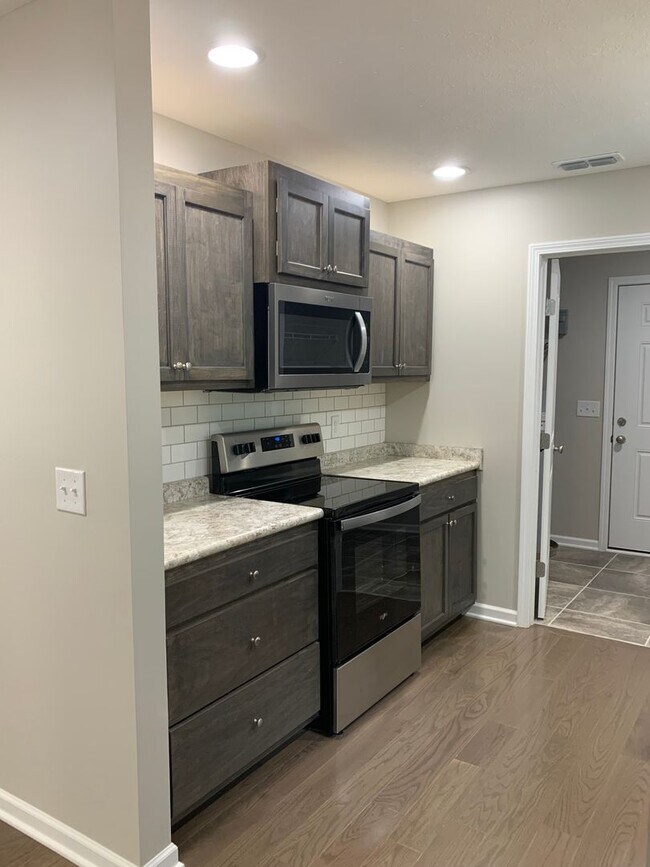 Building Photo - Charming 3 Bedroom Home in Private Setting in Tullahoma...