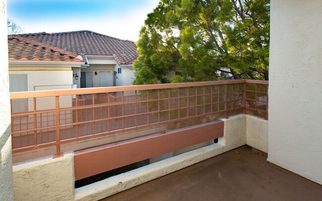 Building Photo - Upper Level 3 Bedroom, 2 Bath Condo!