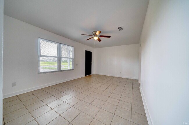 Building Photo - FRESHLY RENOVATED 2 Bed apartment in Lynn ...