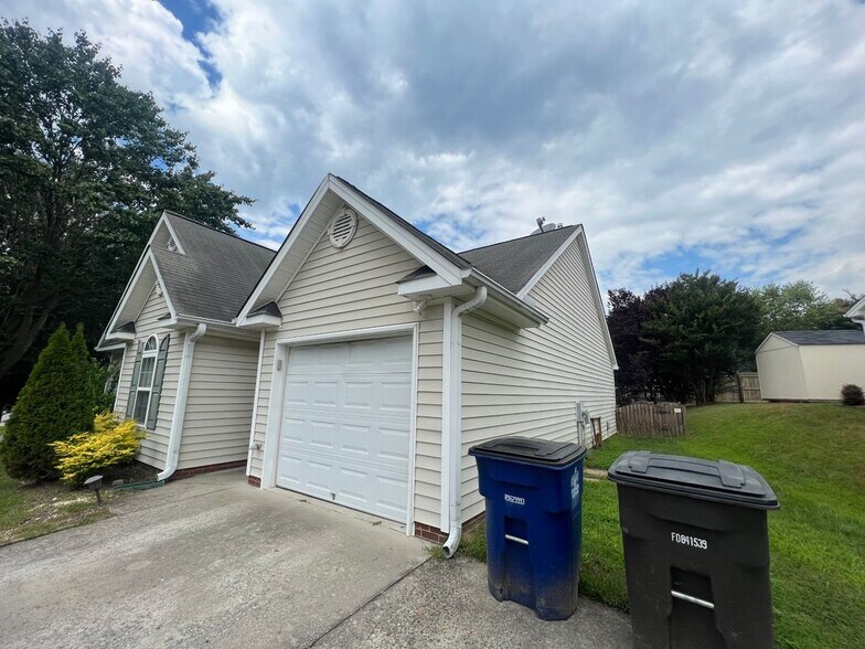 Building Photo - 2445 Somerset Pl Dr