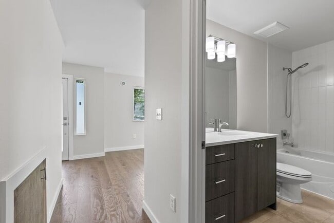 Building Photo - Trendy West Seattle Townhome w/Air Conditi...