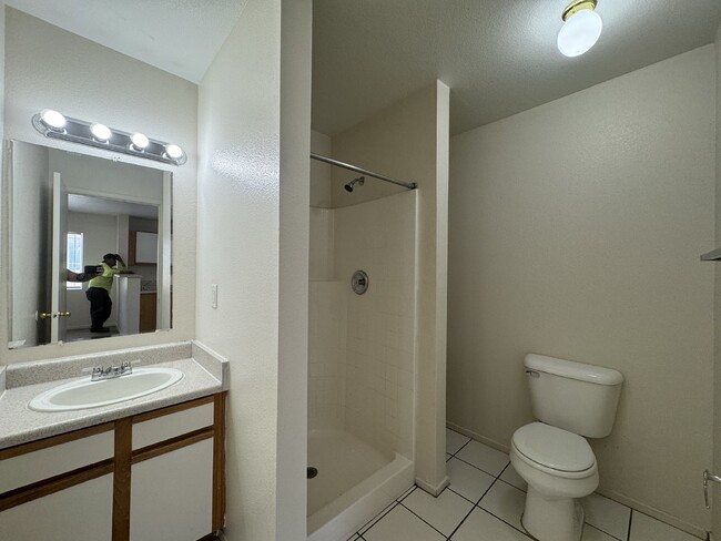 Building Photo - Move-in Ready 2-Bed, 2-Bath Townhouse in D...