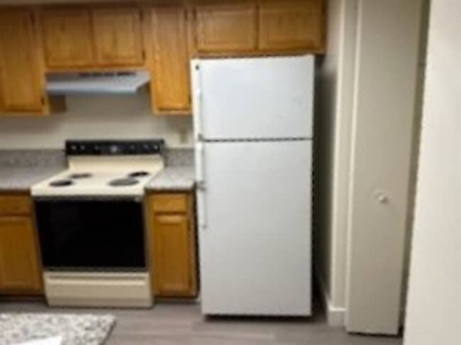 Building Photo - *NEW APPLIANCES*NEW FLOORING*LAKEVIEW CONDOS