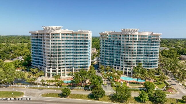 Building Photo - 2230 Beach Dr