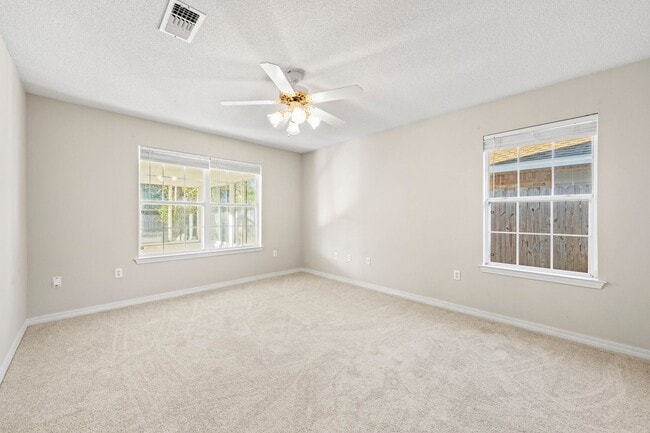 Building Photo - Charming home in IDEAL location!!!