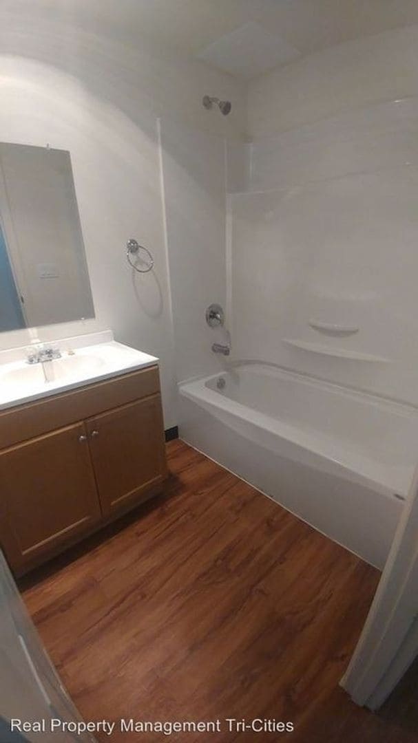 Building Photo - Downstairs unit Apartment Available