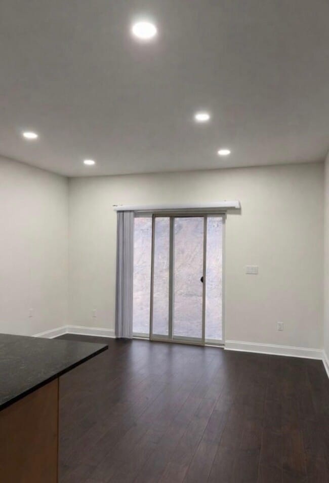 Building Photo - 2417 Harding Ave