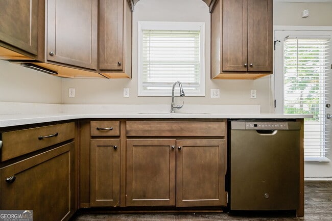 Building Photo - 320 Woodland Ridge Cir