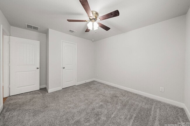 Building Photo - 1080 Amble Oak