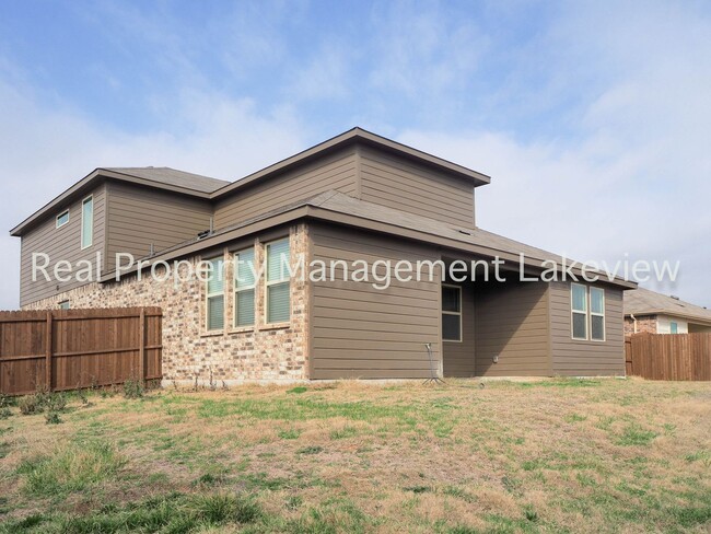 Building Photo - 4 bed - 3 bath Corner Lot home minutes fro...