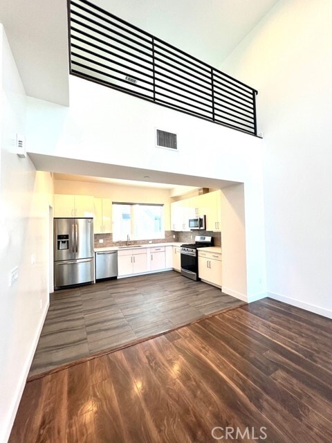 Building Photo - 6016 W Beachwood Ln