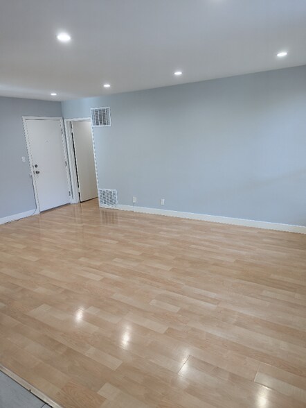 Building Photo - 7068 Lanewood Ave