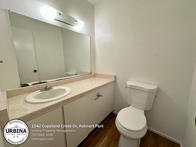 Building Photo - Charming 2-Bed, 1.5-Bath End-Unit Condo in...