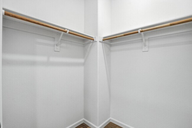 Building Photo - Spacious 3 Bed Townhome with Garage, A/C & Modern Finishes