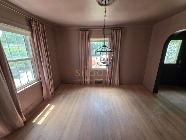 Building Photo - AVAILABLE JANUARY 2027 - BEAUTIFUL AND UNIQUE 4 BR HOME ACROSS CAMPUS