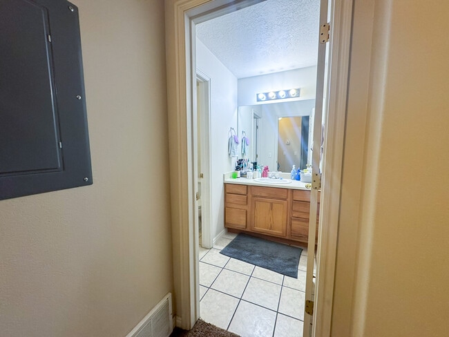 Building Photo - 1080 E 450 N