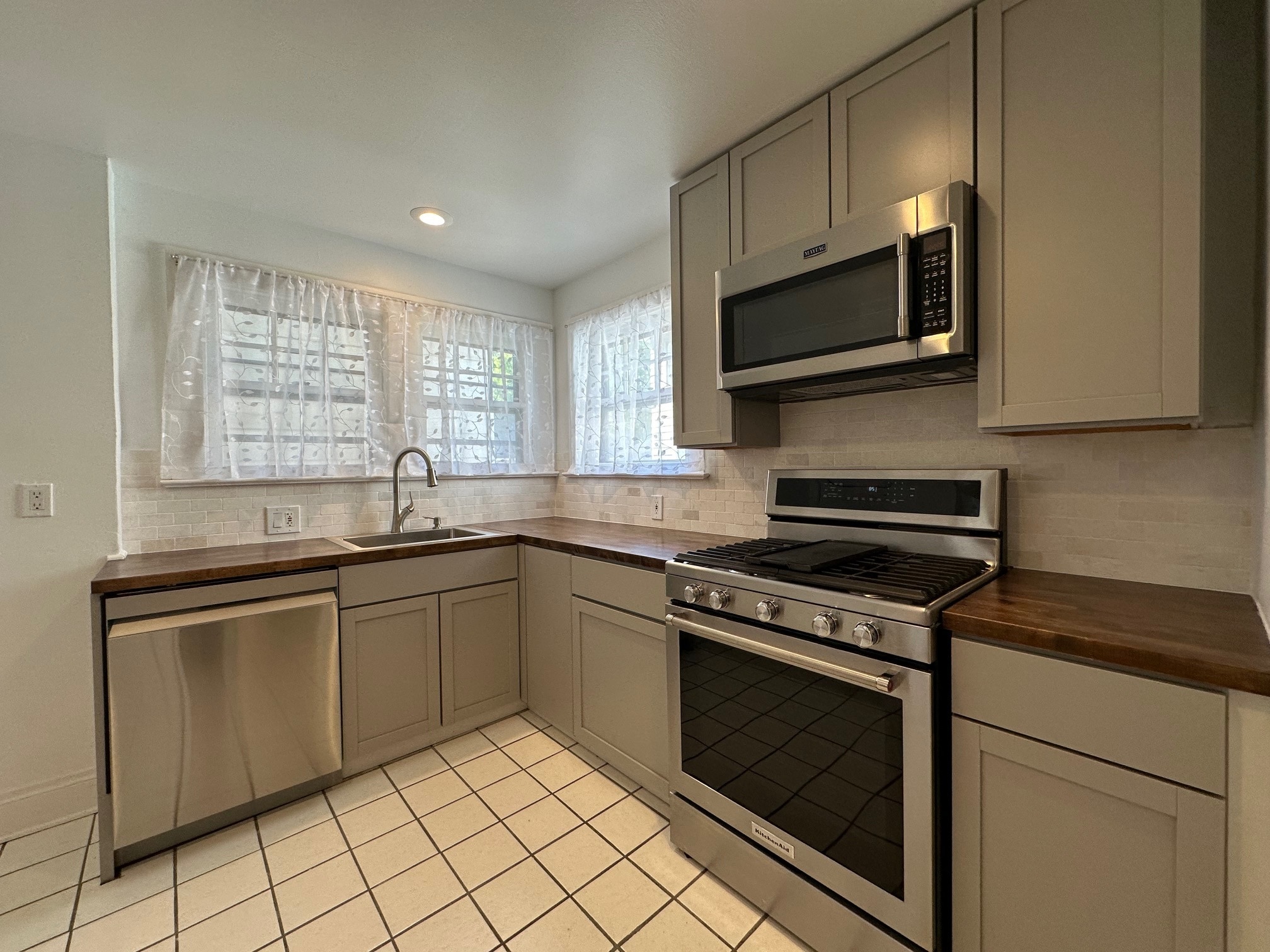 Building Photo - 2433 Woodmere Dr