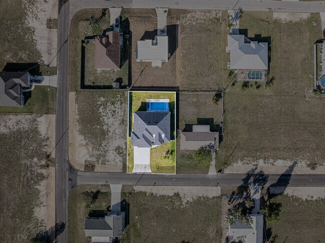 Building Photo - 2014 NE 9th Ave