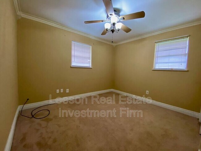 Building Photo - 9418 Poinsettia Dr
