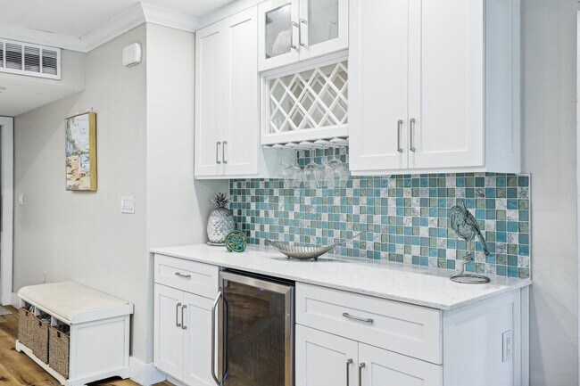 Building Photo - 200 E Royal Palm Rd