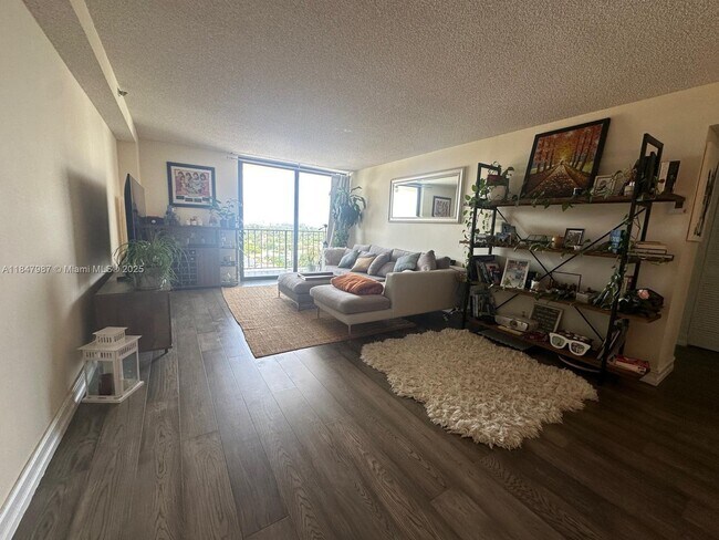 Building Photo - 2625 Collins Ave