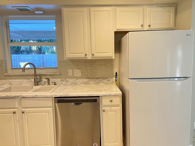 Building Photo - 540 S Manor Dr