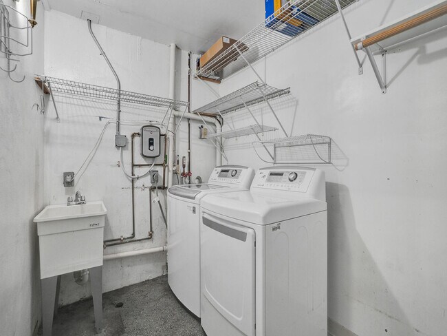 Building Photo - 601 NE 59th Ct