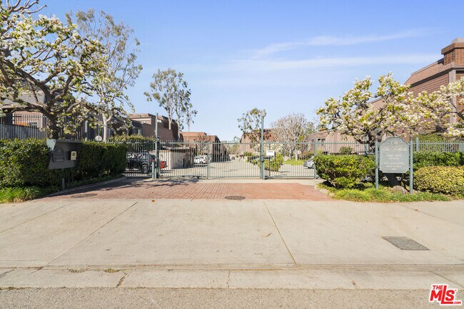 Building Photo - 4640 Glencoe Ave
