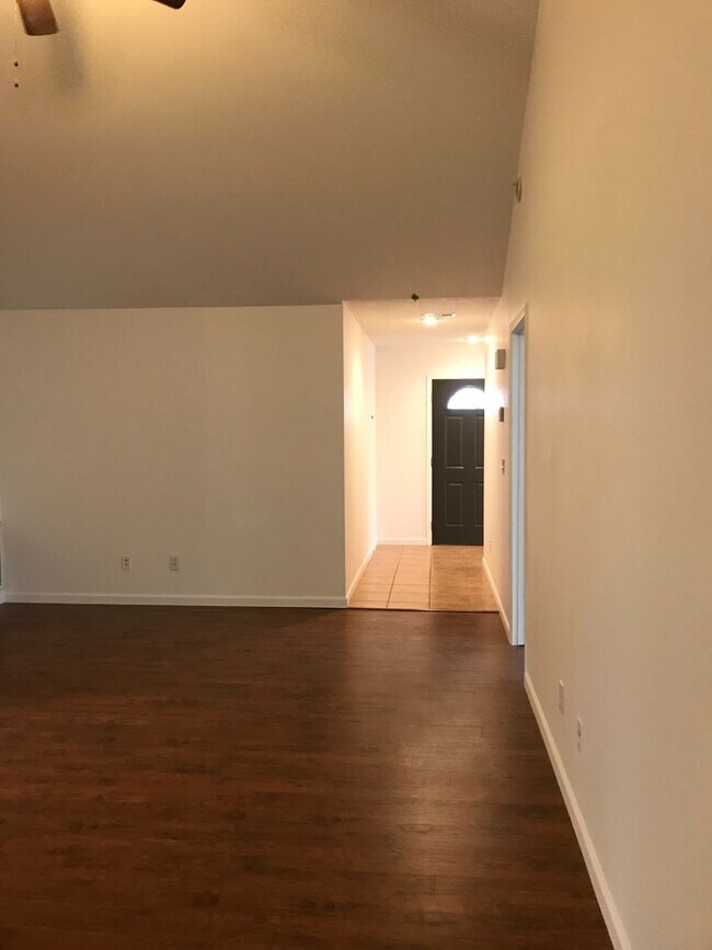 Building Photo - Wonderful 3 Bedroom 2 Bath Ranch