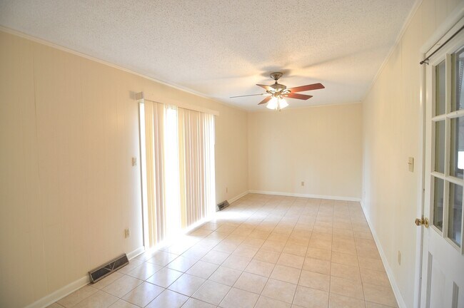 Building Photo - 2505 Lancelot Dr SE