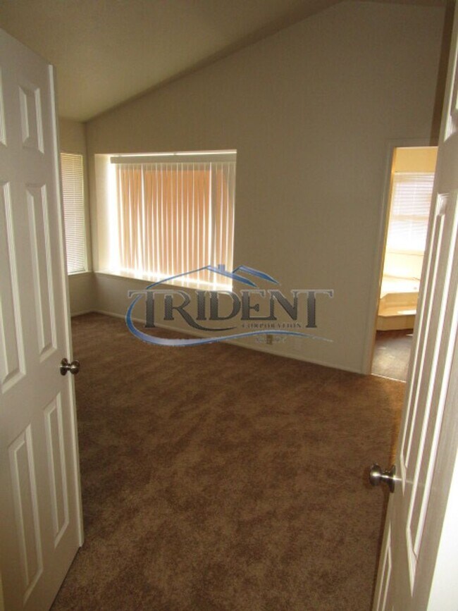 Building Photo - Large 4 bedroom, 3 bath house located on a large lot