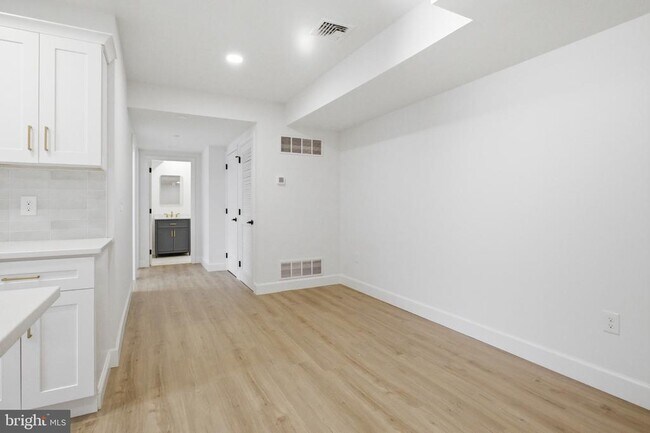 Building Photo - 100 W Front St