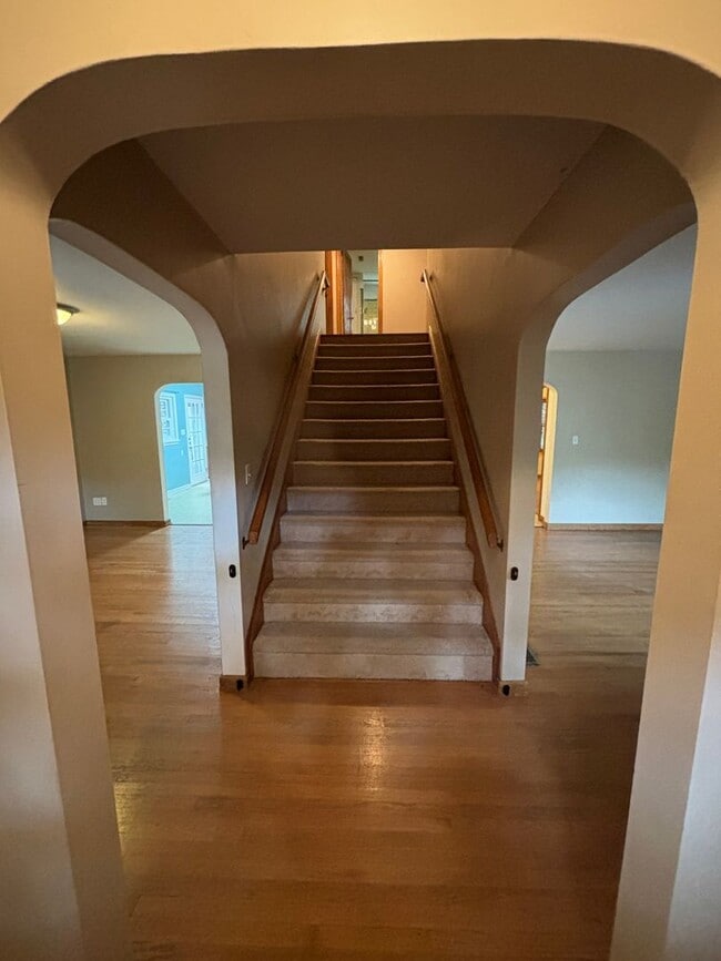 Building Photo - 619 White Oak Dr