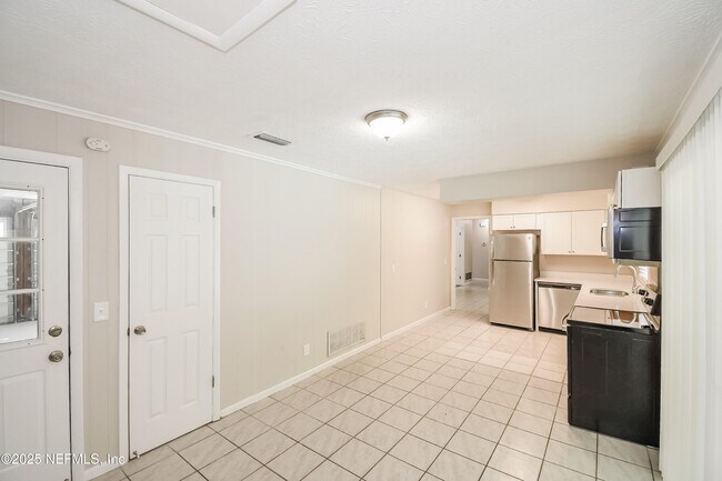 Building Photo - 1061 Grove Park Dr E