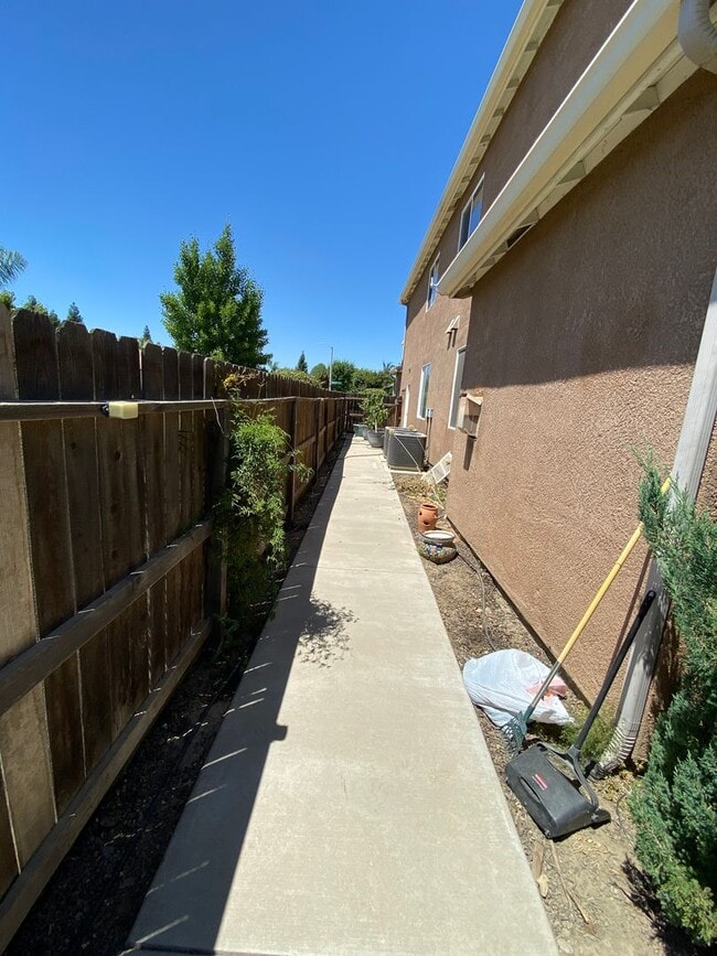 Building Photo - Big beautiful Home for rent in Visalia, Ca