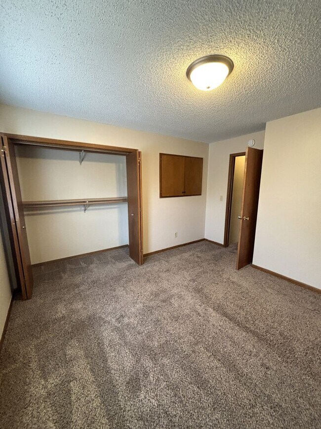 Building Photo - 3 Bed/ 1.5 bath Duplex for rent in desirable Waterloo location!