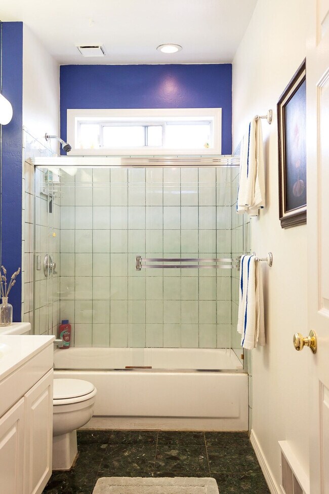 Building Photo - 2707 E Thomas St