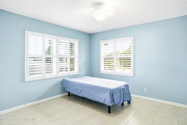 Building Photo - 1205 Sun Cir W