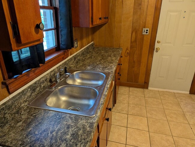 Building Photo - 3 Bedroom, 1.5 Bath Home with HVAC & Fenced Backyard