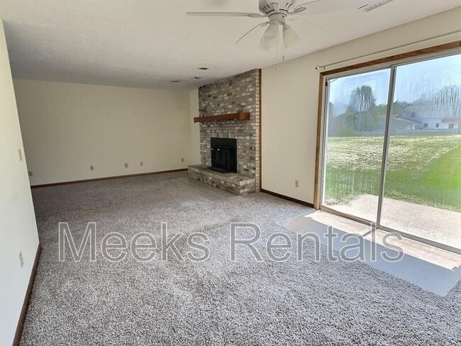 Building Photo - 40 Maple Ln