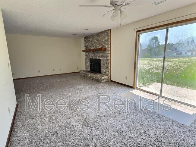 Building Photo - 40 Maple Ln