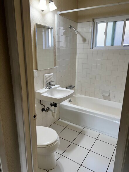 Building Photo - 224 Eastside Dr